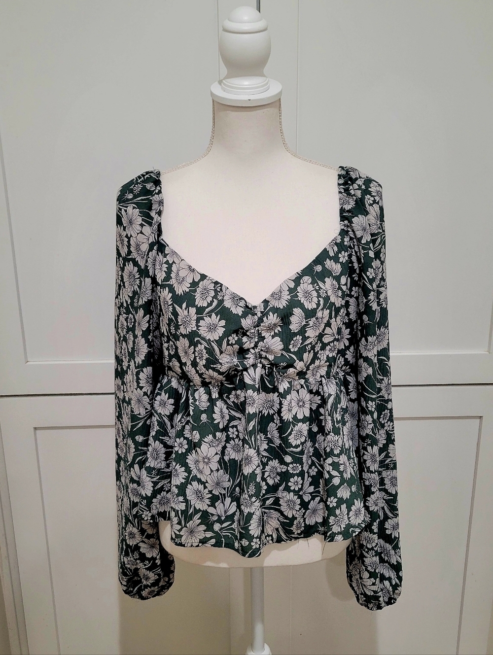 Lulus Dark Green & White Floral Sweetheart Neck Long Sleeve Blouse | Size XL
